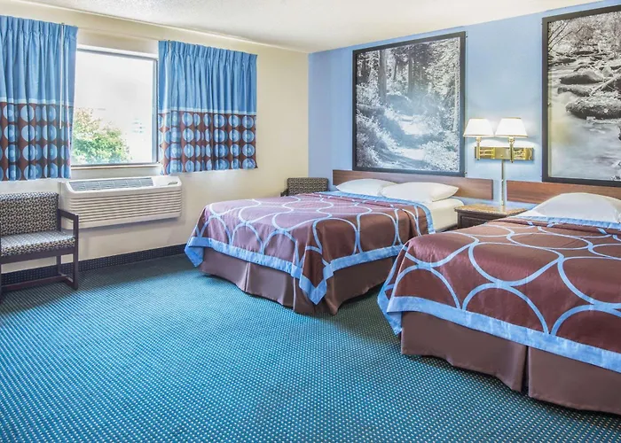 Super 8 By Wyndham New Castle Hotel