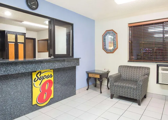 Super 8 By Wyndham New Castle Hotel