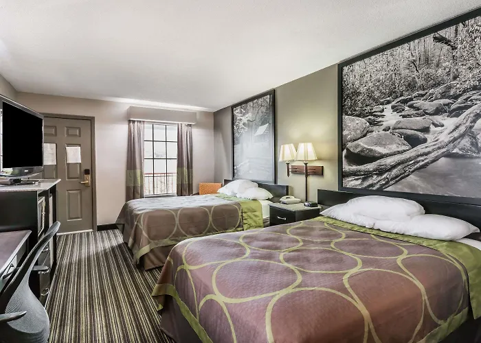 Super 8 By Wyndham Clinton Hotel