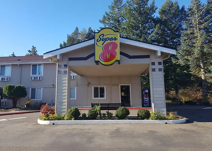 Super 8 By Wyndham Shelton Hotel