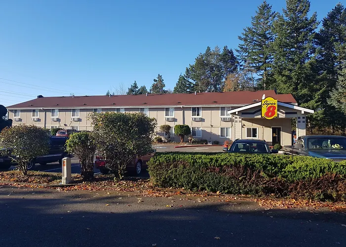 Super 8 By Wyndham Shelton Hotel