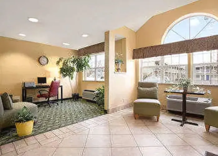 Days Inn & Suites By Wyndham Lafayette In