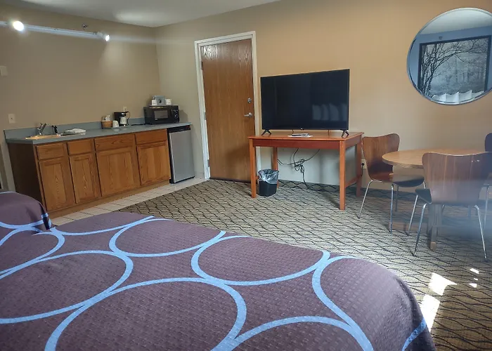 Super 8 By Wyndham Adrian Hotel