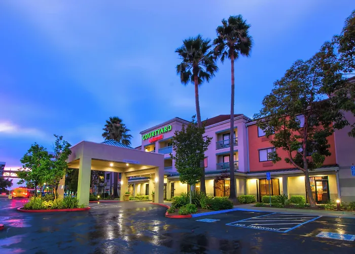 Courtyard By Marriott Oakland Airport