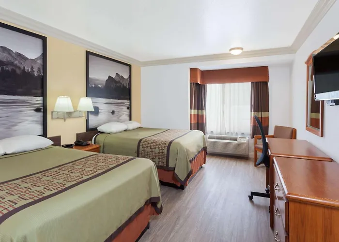 Super 8 By Wyndham Santa Clarita/Valencia Motel
