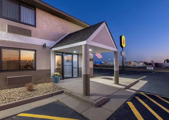 Super 8 By Wyndham Pratt Hotel