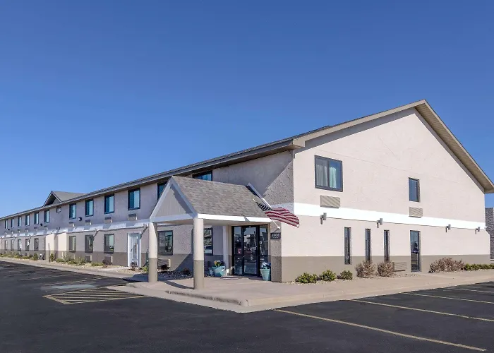 Super 8 By Wyndham Pratt Hotel