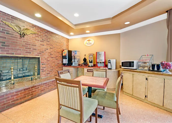 Super 8 By Wyndham Milford/New Haven Hotel