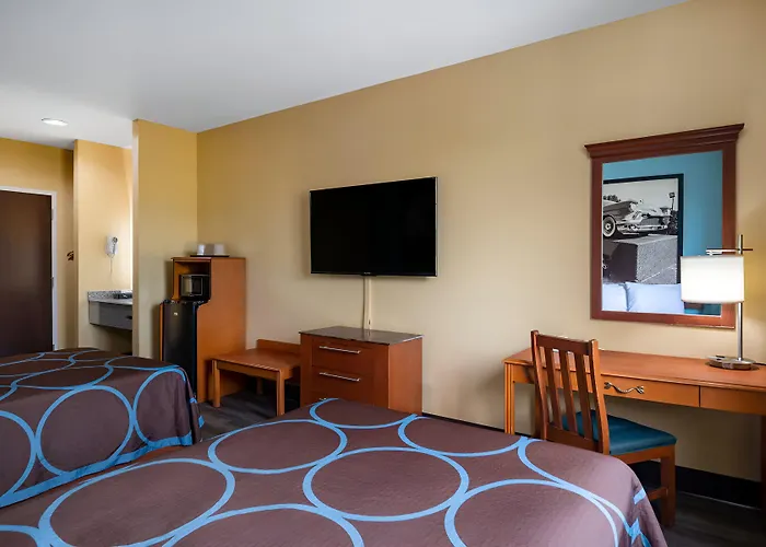 Super 8 By Wyndham Salisbury Hotel