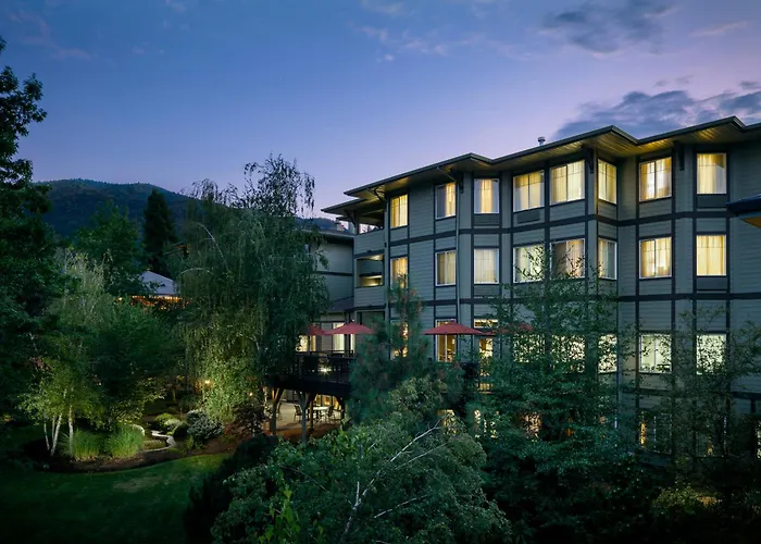 Plaza Inn & Suites At Ashland Creek