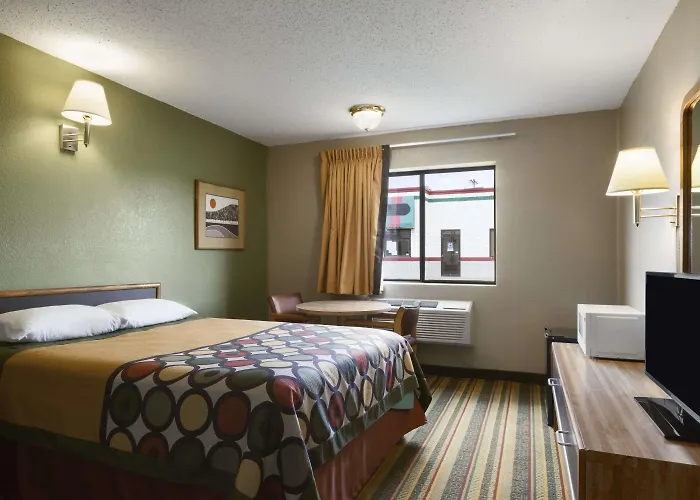 Super 8 By Wyndham Blackwell