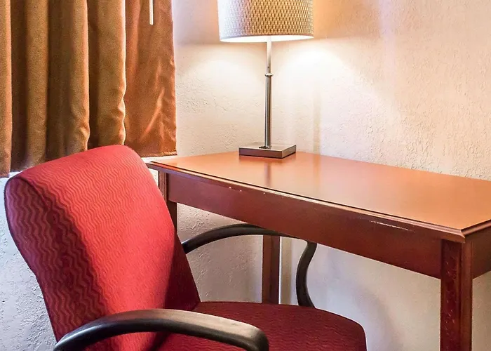 Economy Inn & Suites Warren