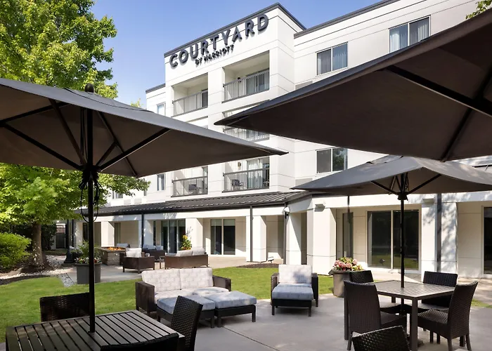 Courtyard Edison Woodbridge Hotel