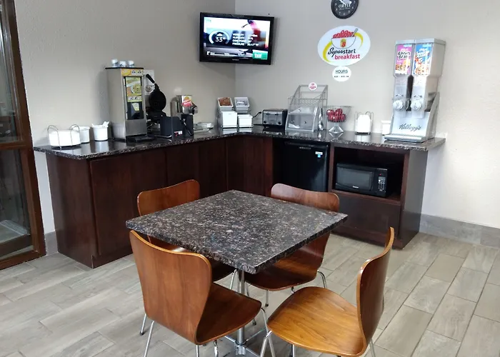 Super 8 By Wyndham Madison Hotel