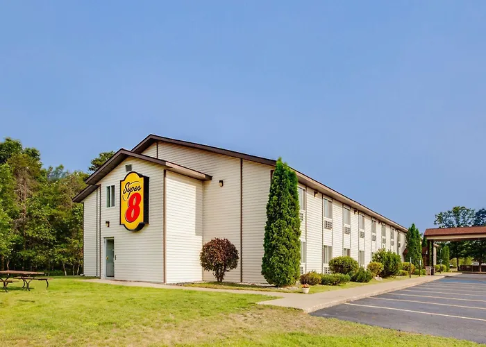 Super 8 By Wyndham Grayling Hotel