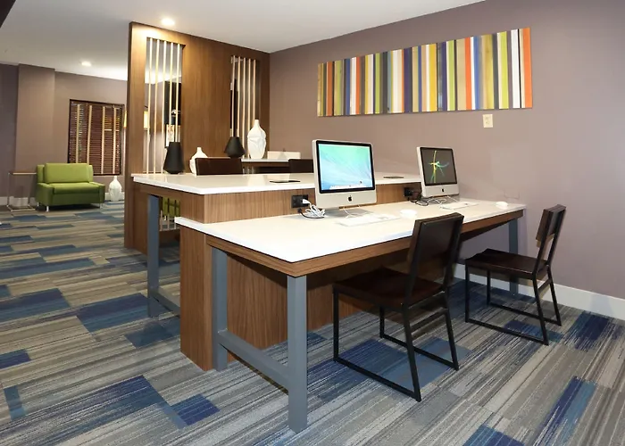Holiday Inn Express & Suites Newport News By Ihg