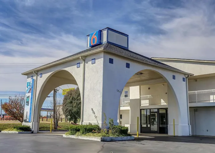 Motel 6-Dickson, Tn