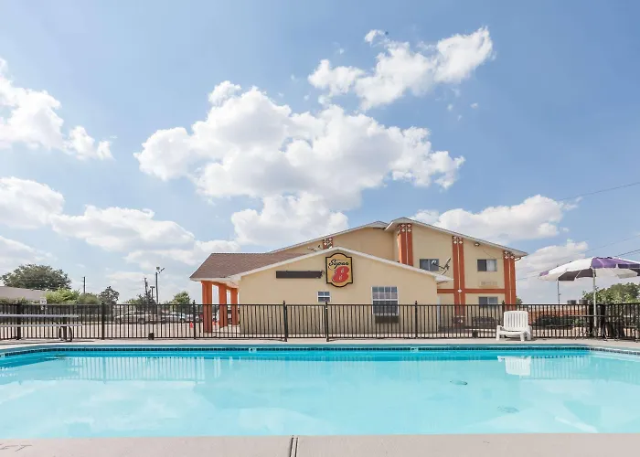 Super 8 By Wyndham Chickasha