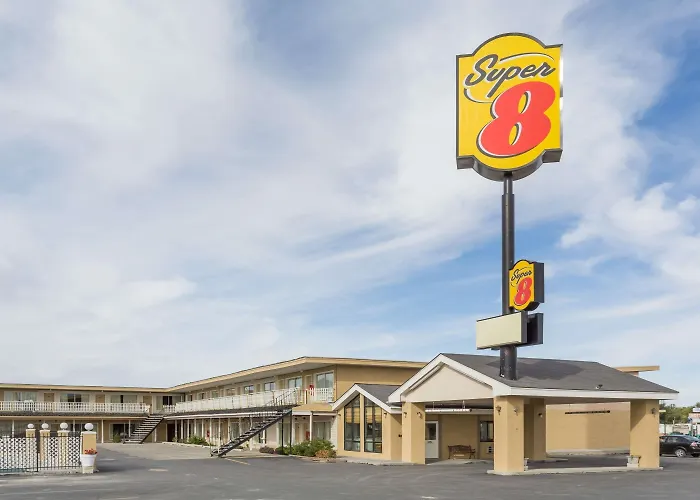 Super 8 By Wyndham Wells Hotel