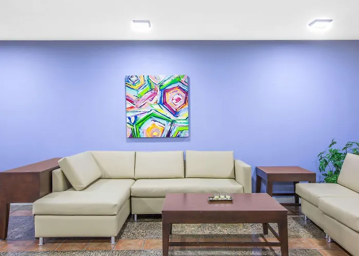 Super 8 By Wyndham Brinkley Motel