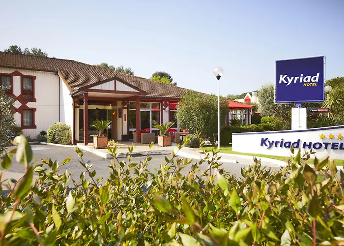 Brit Hotel Confort Nîmes Ouest - A9 sortie 25 - Pdj dès 5h30 - Parking PV - Terrasse&jardin - Pet friendly - Séminaire - Accueil groupe