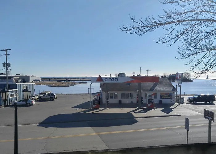 Harbor Lights Lodge