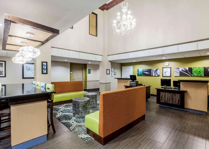 La Quinta By Wyndham Pasadena Hotel
