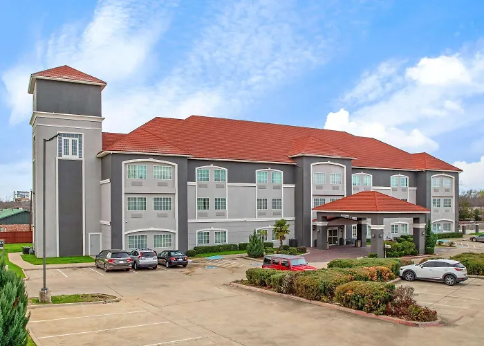 La Quinta By Wyndham Cleburne Hotel