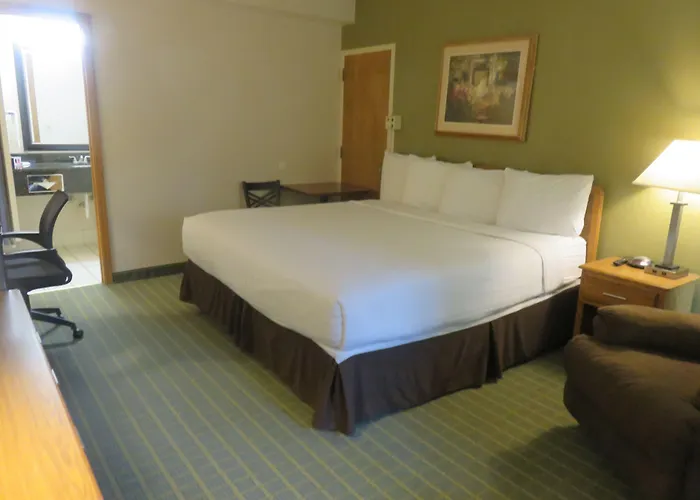 Baymont By Wyndham Fargo Hotel