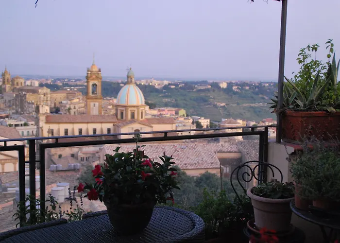 Casa tipica siciliana patronale home BedandBreakfast TreMetriSoprailCielo Camere con vista, colazione interna in terrazzo panoramico