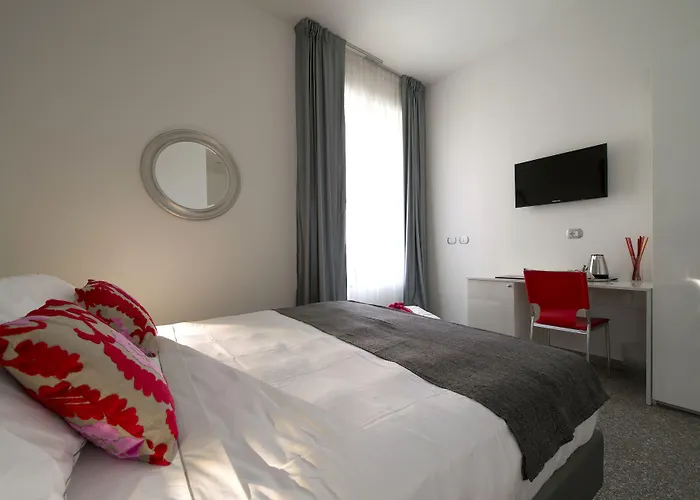 Monza City Rooms & Studios