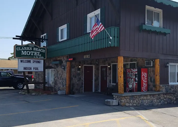 Clark'S Beach Motel