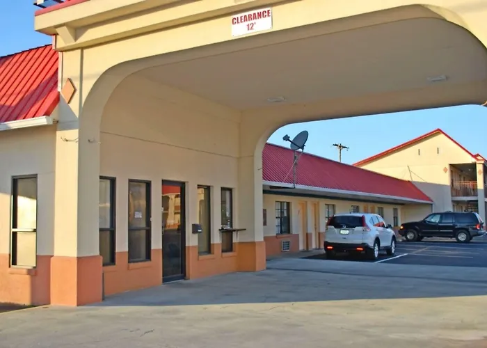 Travelodge By Wyndham Calhoun South I-75