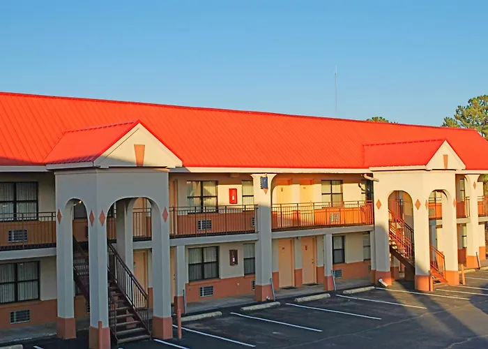 Travelodge By Wyndham Calhoun South I-75