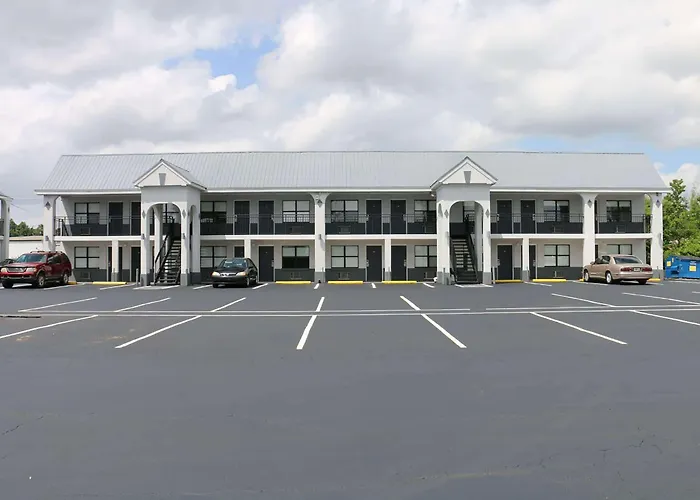 Travelodge By Wyndham Calhoun South I-75