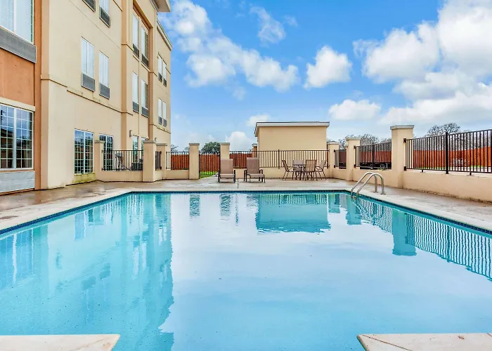 La Quinta By Wyndham Luling Hotel