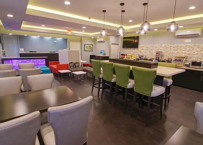 Days Inn & Suites By Wyndham Port Arthur