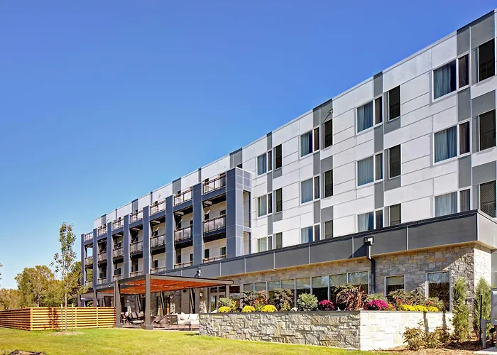 Courtyard By Marriott Appleton Riverfront