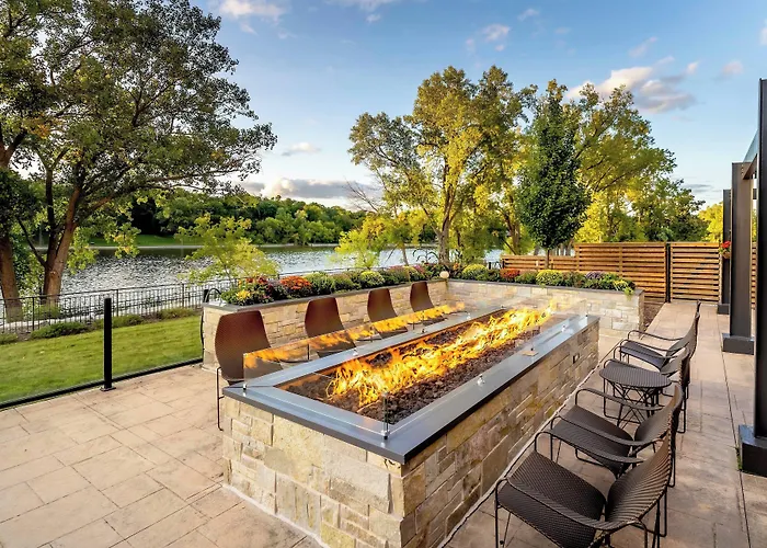 Courtyard By Marriott Appleton Riverfront
