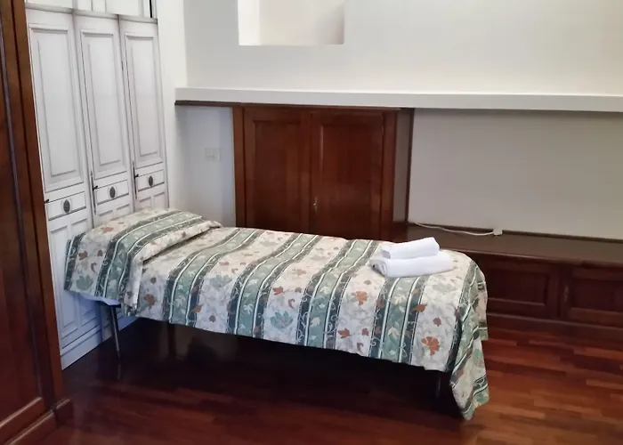 Gira Guest House Como