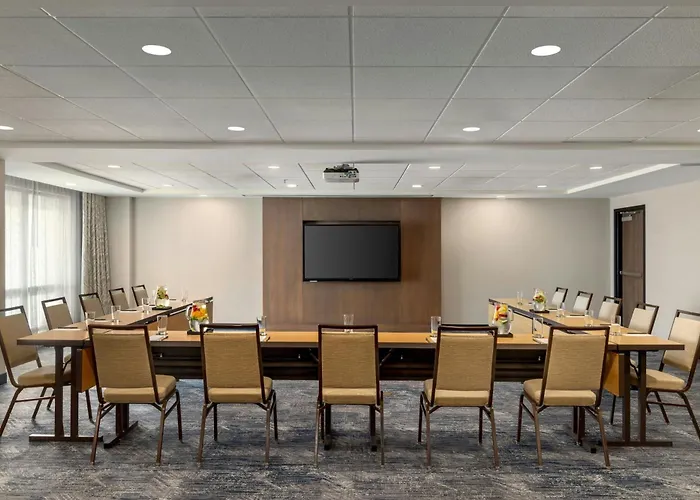 Courtyard By Marriott Portland Downtown/Waterfront Hotel