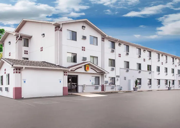 Super 8 By Wyndham Hot Springs Hotel