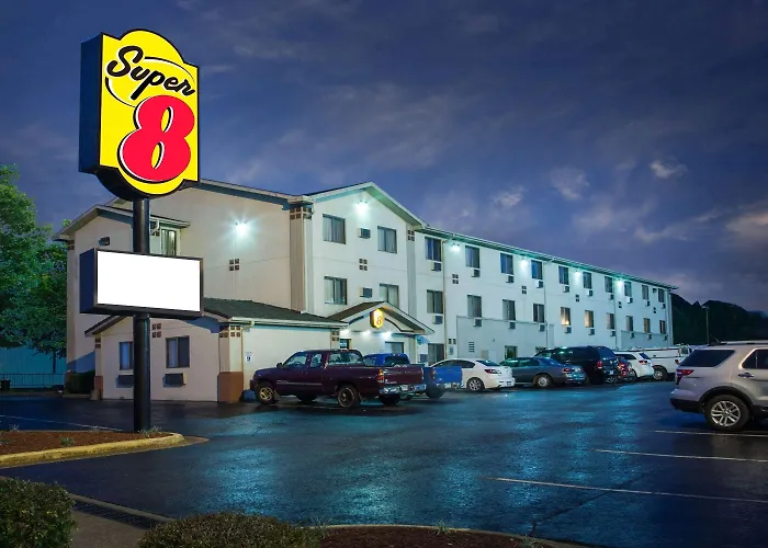 Super 8 By Wyndham Hot Springs Hotel