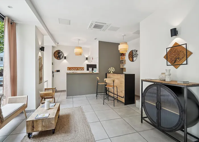 Hotel Le National Clichy