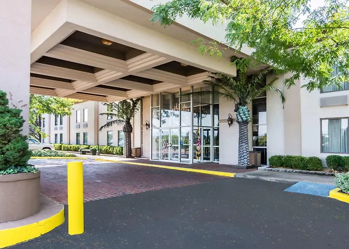 Plaza Inn & Suites
