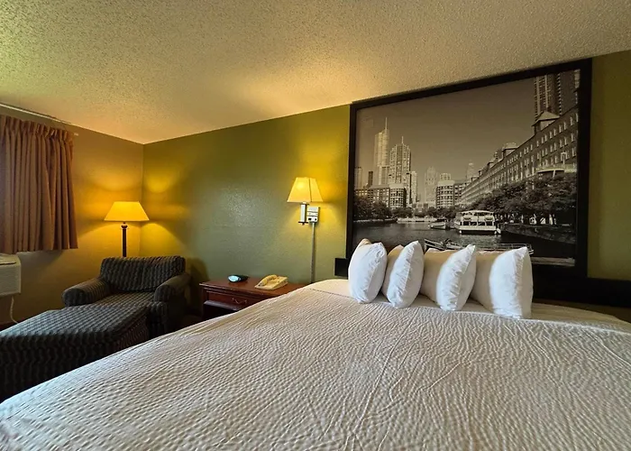 Super 8 By Wyndham Pontiac Hotel