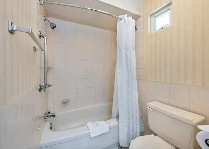 Econo Lodge Inn & Suites West Vancouver