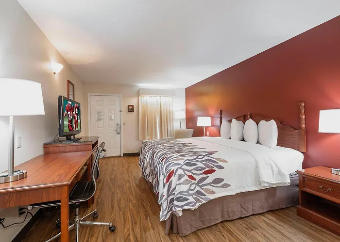 Red Roof Inn & Suites Calhoun