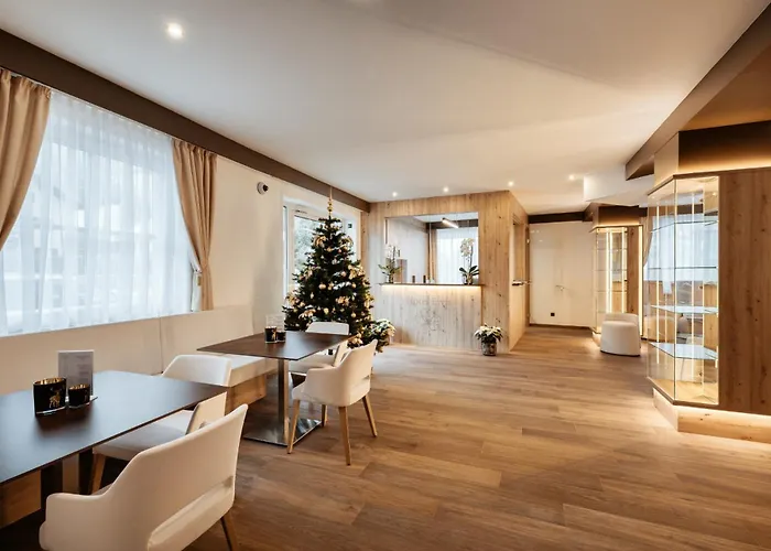 Apartment Hotel Elvis Urtijëi