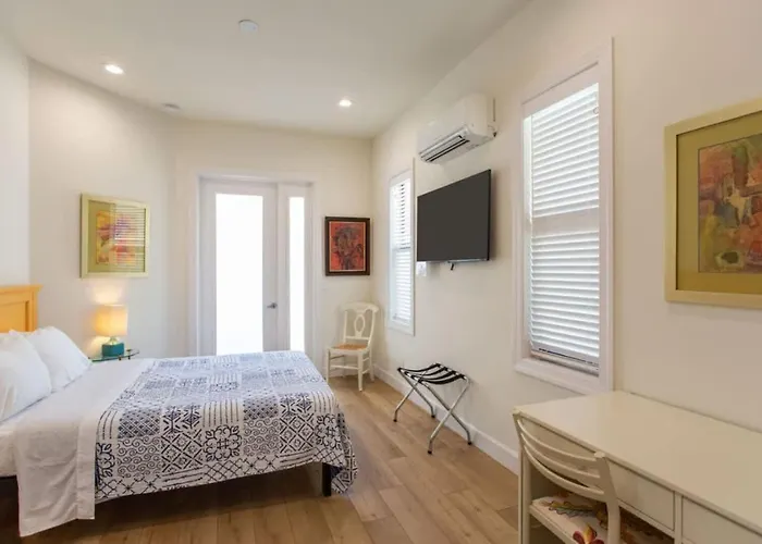 Sorrento Cabana - 1 Bedroom 1 Ba Cabana Near Vanderbilt Beach, Perfect For A Relaxing Beachside Escape! Naples Park